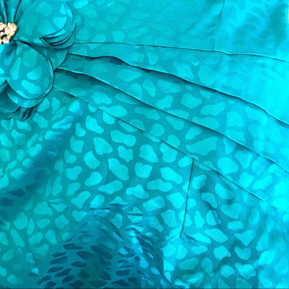 LE CHATEAU - Turquoise - cheetah pattern, flower and broach. - Picture 4 of 5